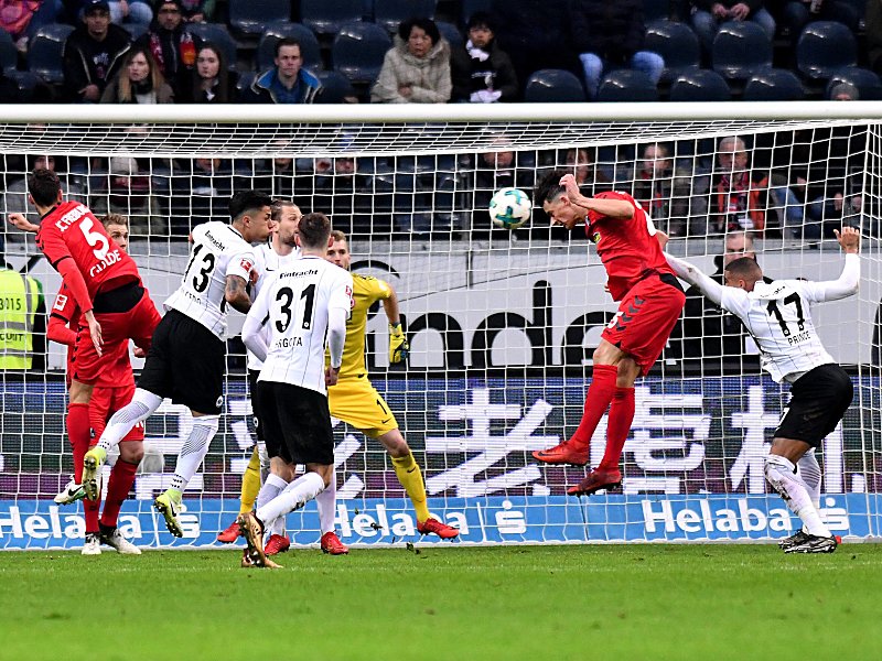 Premieren-Tor: Freiburgs Robin Koch (2.v.re.) erzielte gegen Eintracht Frankfurt sein erstes Bundesliga-Tor.
