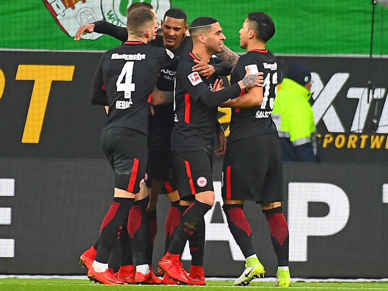 Die Frankfurter jubeln über den Führungstreffer von Sebastian Haller.
