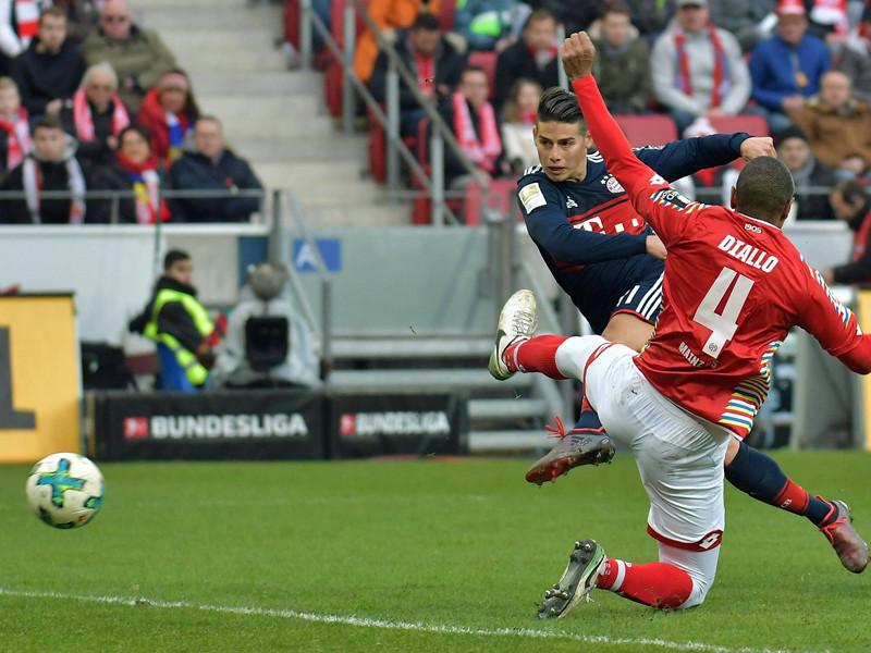 Mainzer Deckungsfehler: Der ungedeckte James trifft volley zum 2:0.