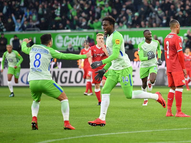 Eiskalt: Wolfsburgs Divock Origi (#14) beim Jubelsturm nach seinem Tor zum 1:0.