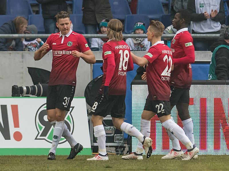 Hannovers Anton (li.) feiert seinen 1:0-Treffer gegen Freiburg.
