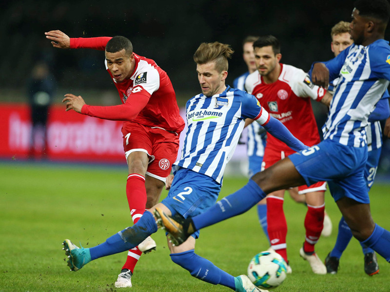 Er war kurz vor der Pause nicht zu stoppen: Mainz-Angreifer Quaison (#7) erzielt das 1:0.