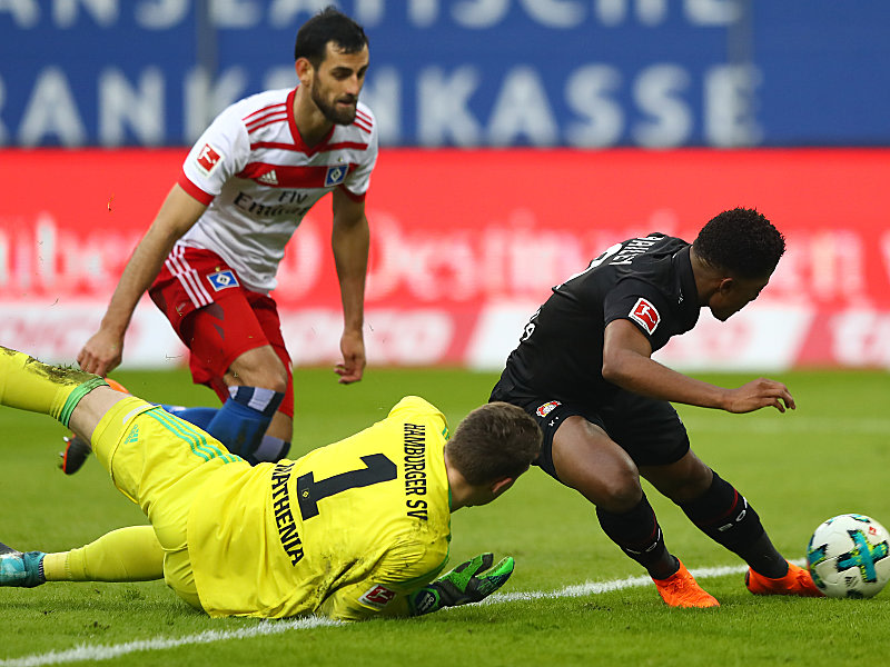 Leon Bailey erzielt das 1:0 f&#252;r Leverkusen. 