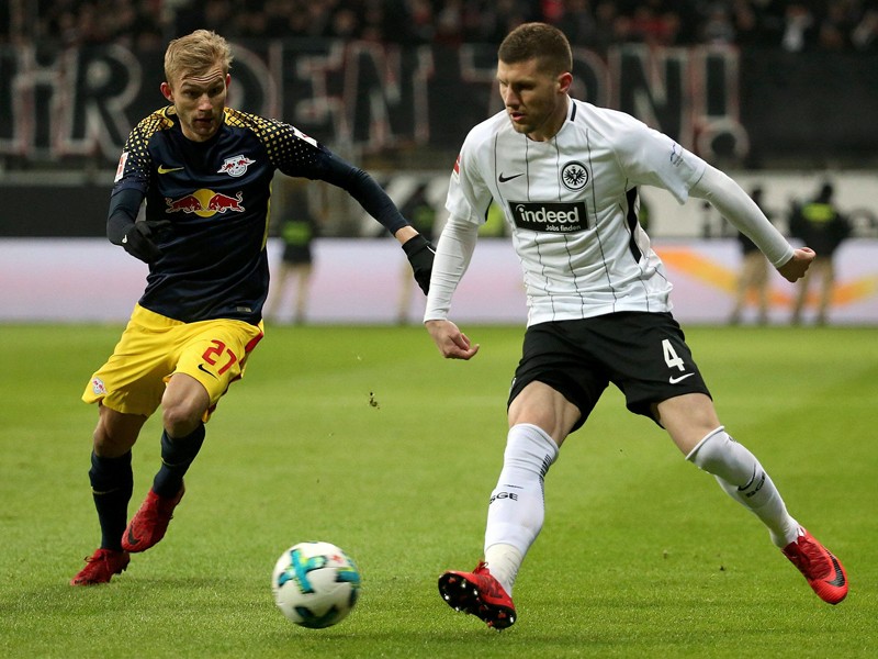 Frankfurts Ante Rebic spielt den Ball vor Leipzigs Konrad Laimer weiter. 