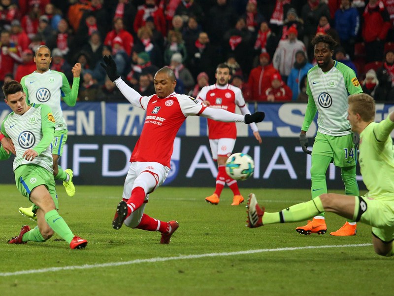 Das Wolfsburger 1:0, das am Ende des Spiels nicht mehr Bestand hatte: Josip Brekalo (li.) trifft.