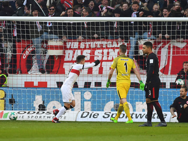 Erik Thommy hat das 1:0 f&#252;r den VfB erzielt und dreht ab.