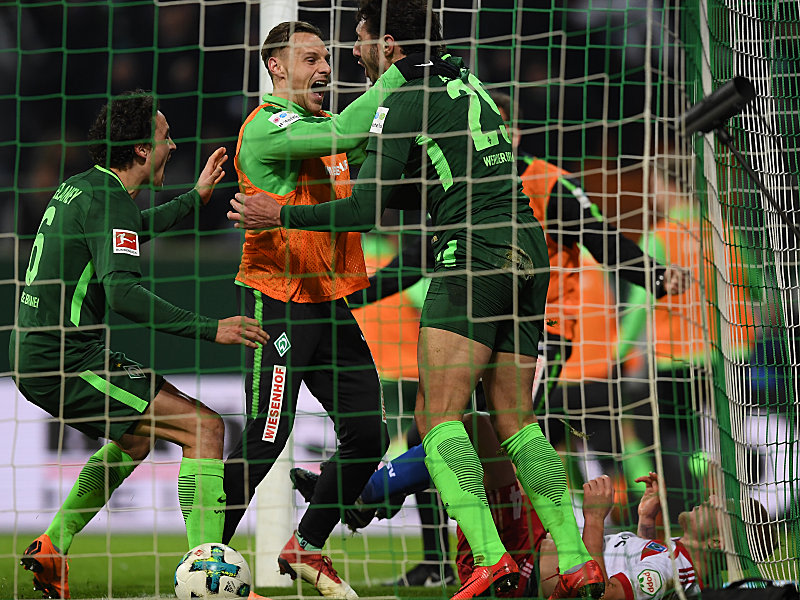 Die Erl&#246;sung: Der SV Werder Bremen feiert den sp&#228;ten Siegtreffer im 108. Nord-Derby.