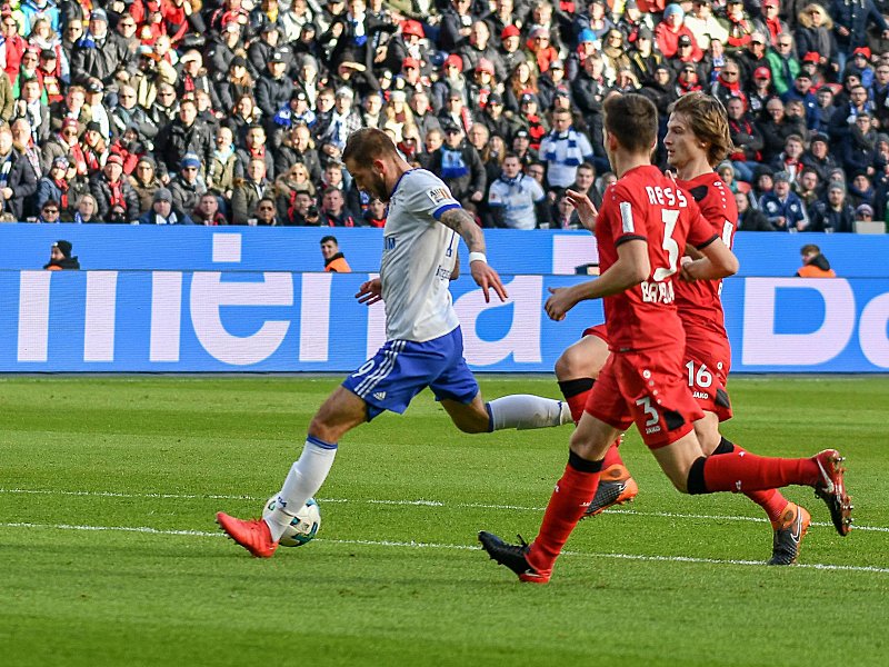 Gleich klingelt&apos;s: Schalkes Guido Burgstaller (l.) im Begriff, das 1:0 zu erzielen. 