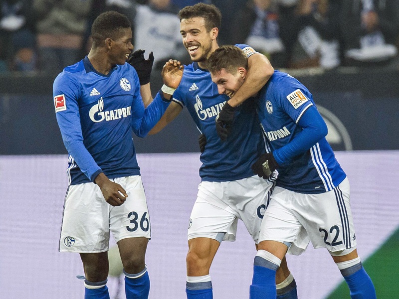 Strahlende Freude: Schalkes Embolo, di Santo und Torsch&#252;tze Pjaca feiern das 1:0.
