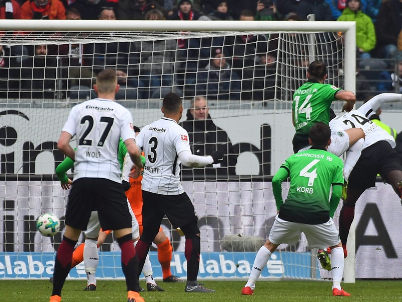 Das 1:0: Danny da Costa (#24) gibt der 96-Defensive per Kopf das Nachsehen.