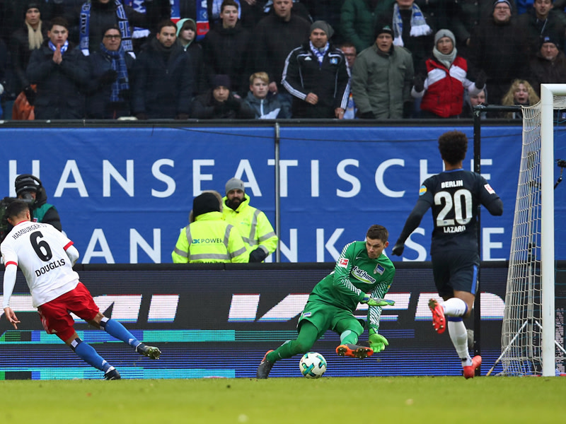 Das 1:0 f&#252;r den HSV: Douglas Santos tunnelt Hertha-Keeper Jarstein.