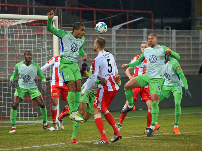 Wolfsburgs Didavi in der Luft beim Testspiel bei Union Berlin.