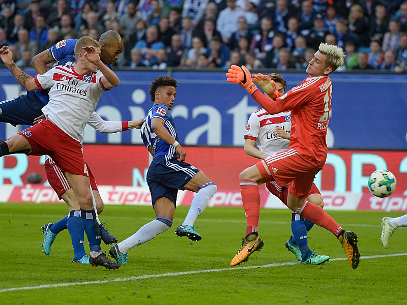 Fehlentscheidung: Naldo (li.) trifft den Ball mit der Hand und &#252;berwindet damit Julian Pollersbeck zum 1:0 f&#252;r Schalke.