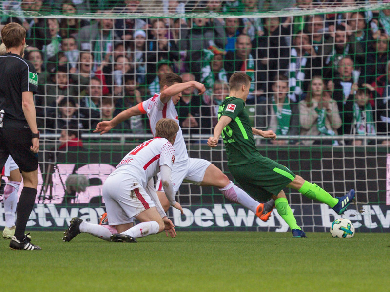 Das 1:0 f&#252;r Bremen: Niklas Moisander staubt von der Strafraumgrenze ab.