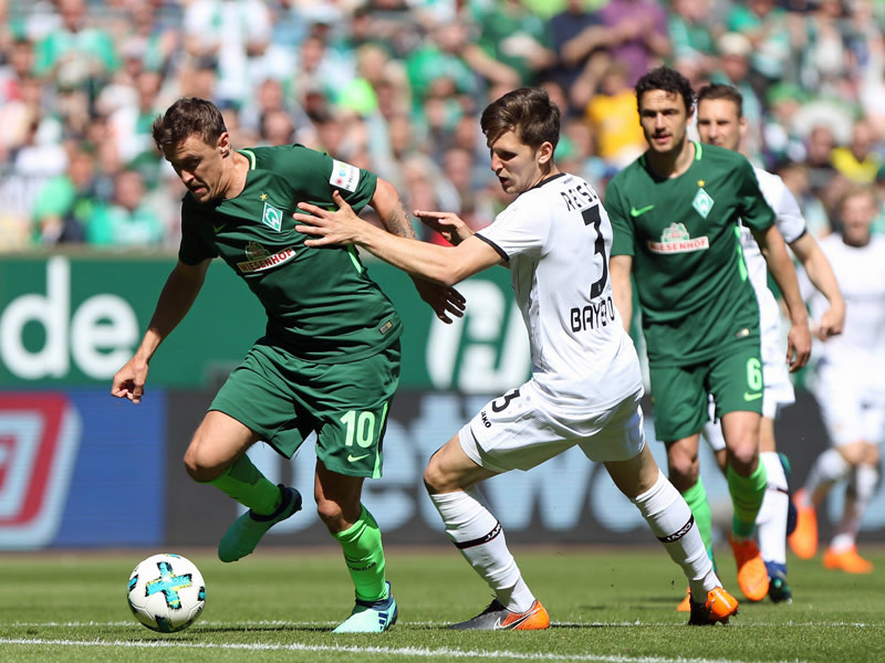 Bremens Max Kruse setzt sich gegen Leverkusens Panagiotis Retsos durch. 