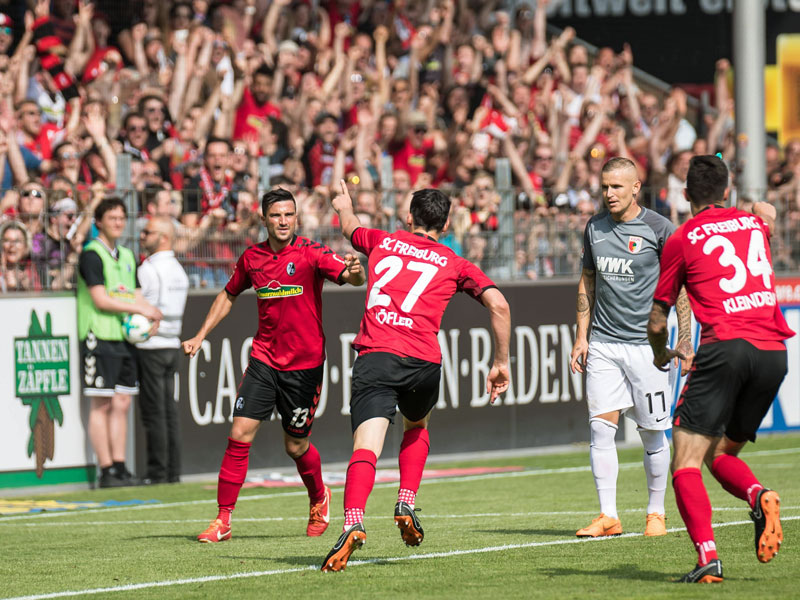 Nicolas H&#246;fler (M.) bejubelt das 1:0 f&#252;r den Sport-Club Freiburg gegen Augsburg.
