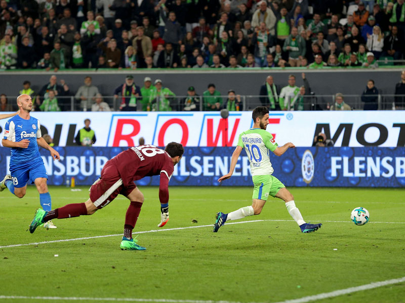 Das wichtige 3:1 gegen Kiel: Wolfsburgs Yunus Malli schiebt aus kurzer Distanz ein. 