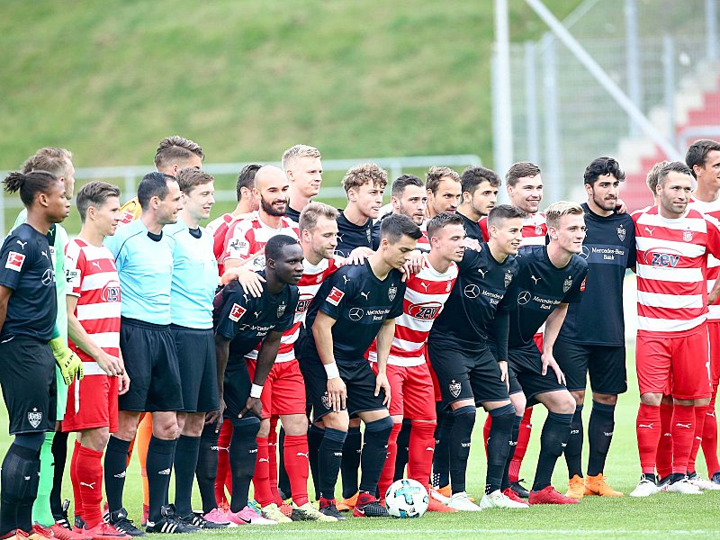 Gemeinsam posieren: Der FSV Zwickau und der VfB Stuttgart trafen zum gemeinsamen Testkick aufeinander.