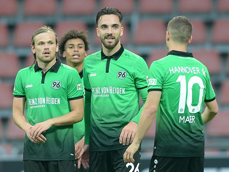 Siegtorsch&#252;tze: Hannovers Kenan Karaman (Mi.) erzielte das 2:1 f&#252;r den Bundesligisten.