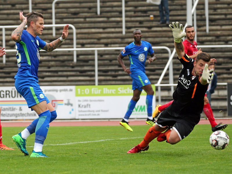 Daniel Ginczek erzielt das zwischenzeitliche 2:0 gegen Baunatal - sein zweiter Treffer.