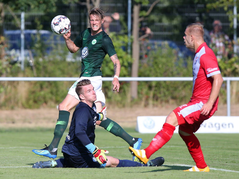 VfL-St&#252;rmer Wout Weghorst (l.) lupft den Ball zur F&#252;hrung ins Tor.