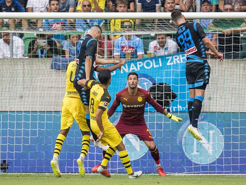 Zu leichtes Spiel: Nikola Maksimovic k&#246;pft das zwischenzeitliche 2:0 f&#252;r Neapel gegen Borussia Dortmund.