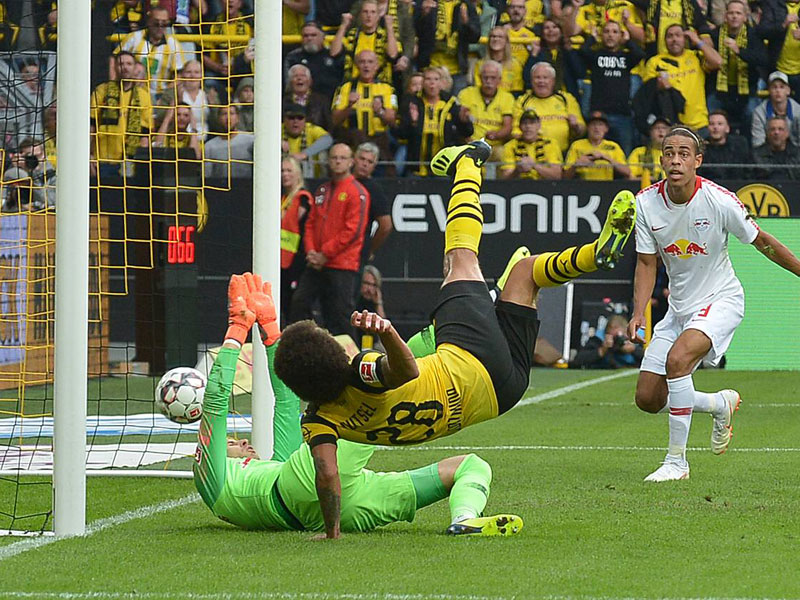 Dortmunds Neuzugang Axel Witsel (M.) trifft kurz vor der Pause zum 3:1 gegen Leipzig.