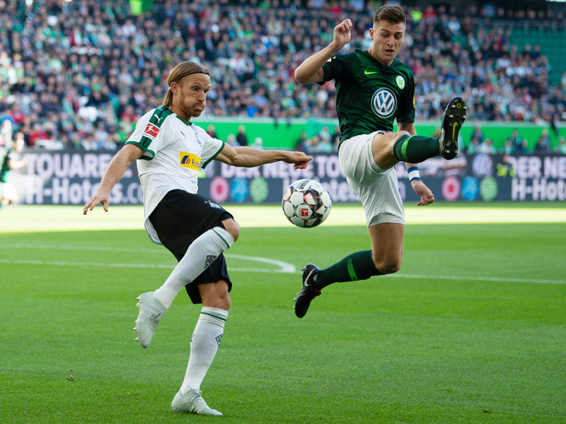 Deb&#252;tant am Ball: Gladbachs Michael Lang (li.) gegen Wolfsburgs Robin Knoche.