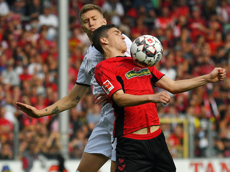 Kampf um den Ball: Leverkusens Mitchel Weiser und Freiburgs Roland Sallai.