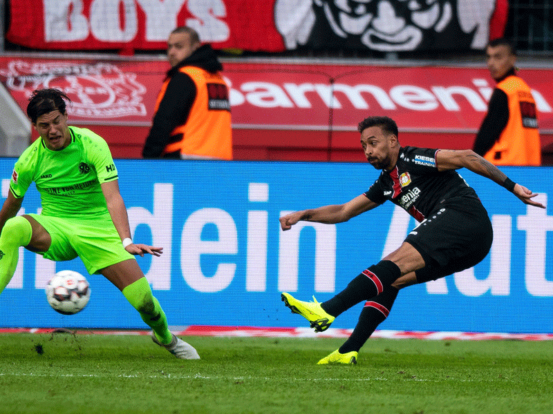 Sp&#228;ter Treffer zum 2:2: Leverkusens Karim Bellarabi (re.) bewahrt sein Team vor der Niederlage gegen Hannover.