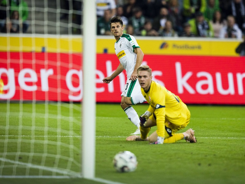 Kurzer Moment des Bangens: Jonas Hofmann brachte die Borussia in Front, FSV-Keeper Florian M&#252;ller war machtlos.