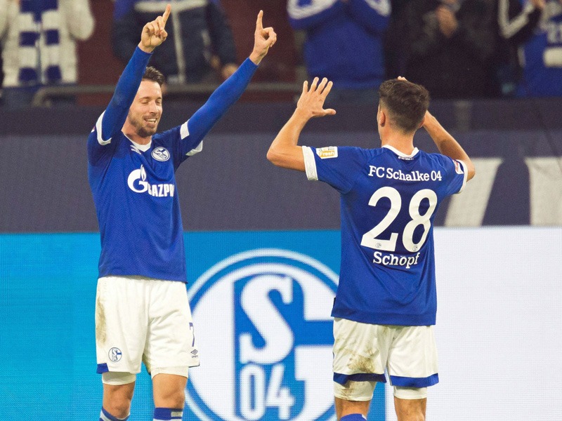 Endlich: Schalkes Mark Uth (li.) jubelt &#252;ber sein erstes Saisontor. 