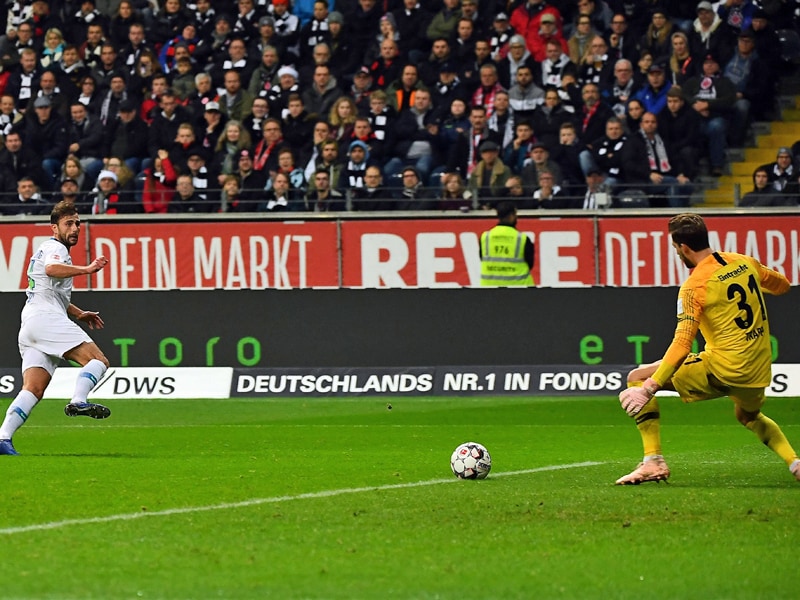 Banger Blick: Admir Mehmedi (l.) brachte den VfL Wolfsburg vor der Pause in F&#252;hrung.