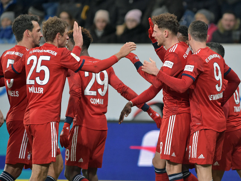 Die Bayern feiern: In Sinsheim bejubeln die M&#252;nchner einen der beiden Treffer von Leon Goretzka. 