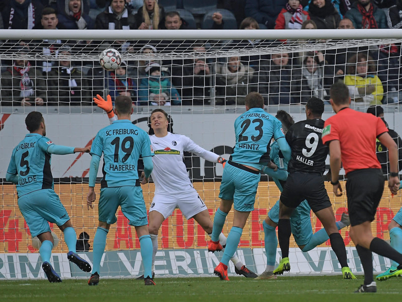 Dosen&#246;ffner: Sebastien Haller (#9) trifft per Kopf zum 1:0 f&#252;r Eintracht Frankfurt.