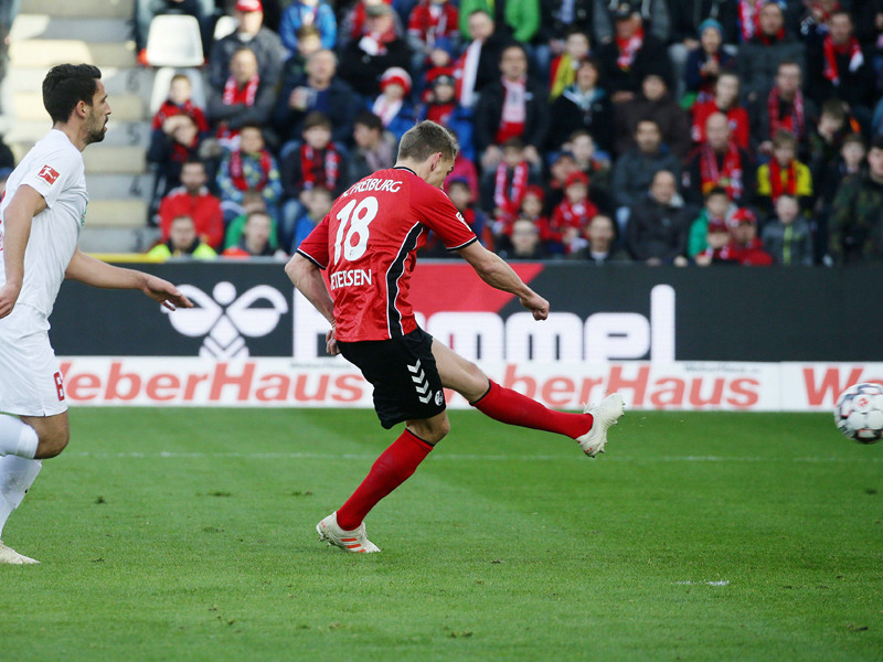 Der Anfang vom Augsburger Ende: Freiburgs Petersen nutzt Khediras Patzer zum 1:0.