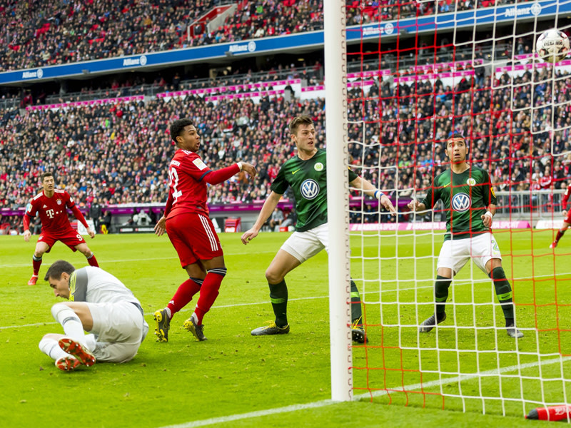 Serge Gnabry (M.) trifft gegen den VfL Wolfsburg zum zwischenzeitlichen 2:0.