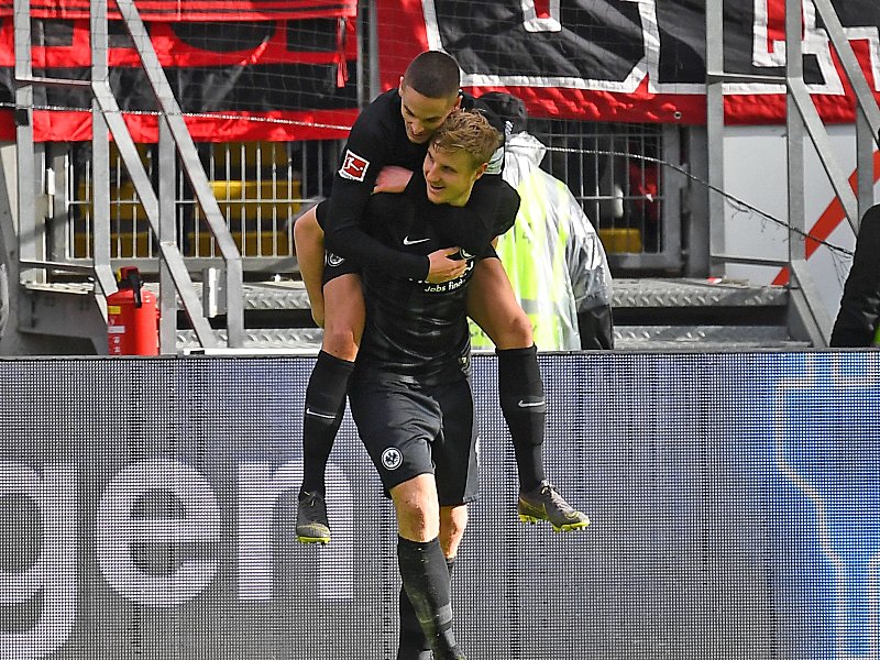 Huckepack: Martin Hinteregger und Mijat Gacinovic (oben) bejubeln das 1:0.