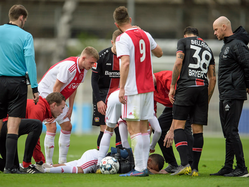 Sorgenvolle Mienen: Zakaria Labyad muss von Ajax-Betreuern behandelt werden.