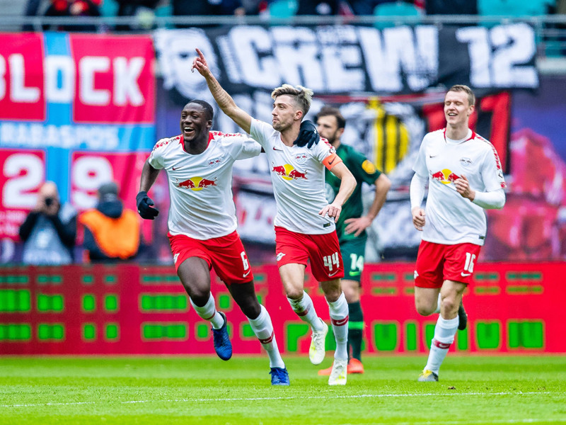 Fingerzeig: Kevin Kampl (M.) brachte Leipzig gegen Wolfsburg auf die Siegerstra&#223;e. 