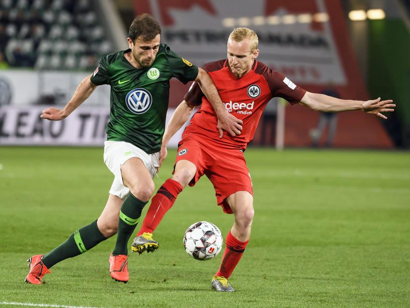 Kampf um den Ball: Wolfsburgs Admir Mehmedi (li.) gegen Frankfurts Sebastian Rode. 