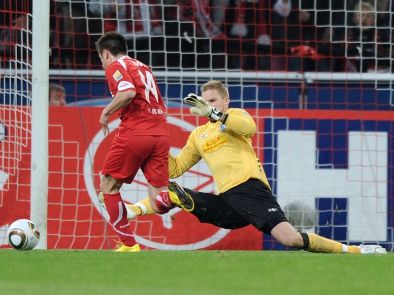 Mann des Abends: Auf dem Weg zum ersten seiner beiden Treffer umkurvt Zoran Tosic VfL-Keeper Philipp Heerwagen.