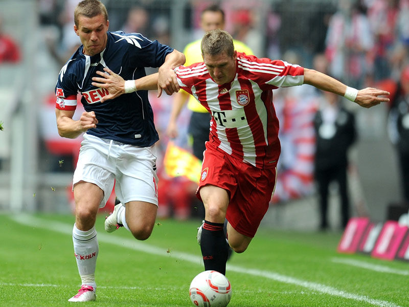 Duell der Nationalelf-Kollegen: Bastian Schweinsteiger (re.) h&#228;lt sich Lukas Podolski vom Leib.