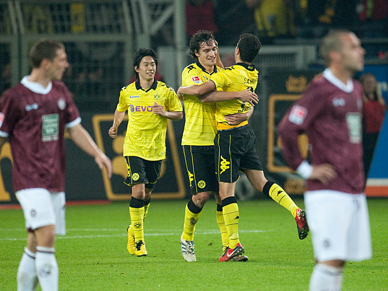 Dortmund jubelt - Sahin freut sich mit Hummels und Kagawa.
