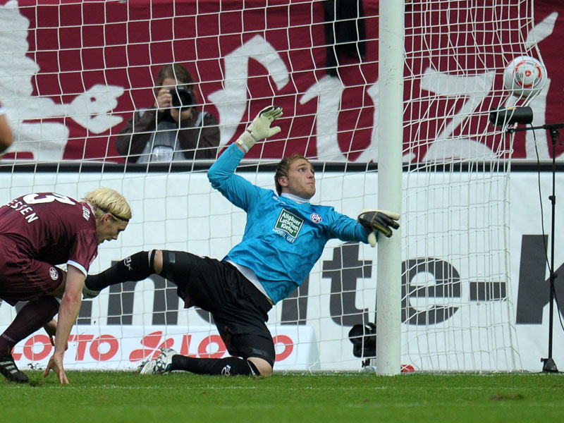 Der Ball zappelt im Netz: Leon Jessen (li.) konnte den Torschützen Abdellaoue nicht stören, Tobias Sippel war machtlos.