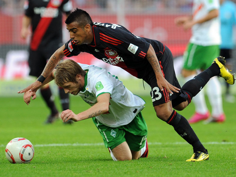 Falsches Bild: Das Duell Bayer gegen Werder, hier Arturo Vidal gegen Untermann  Aaron Hunt, fand keinen Sieger.