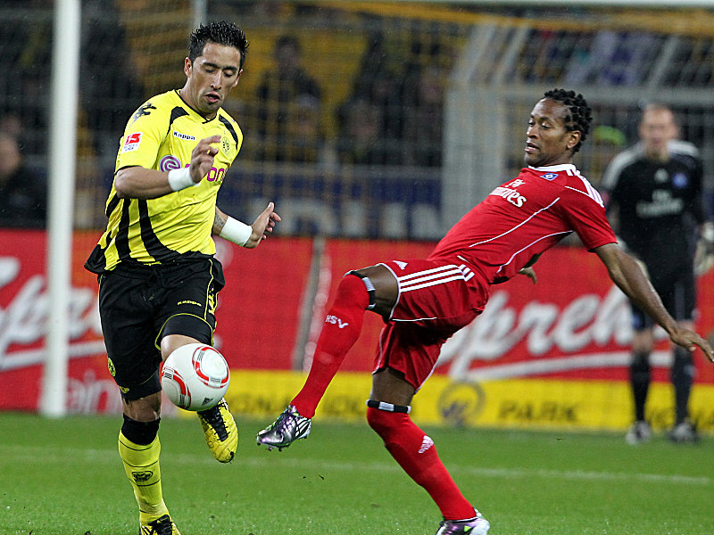 Langgemacht: Dortmunds Barrios gegen Z&#233; Roberto (re.).