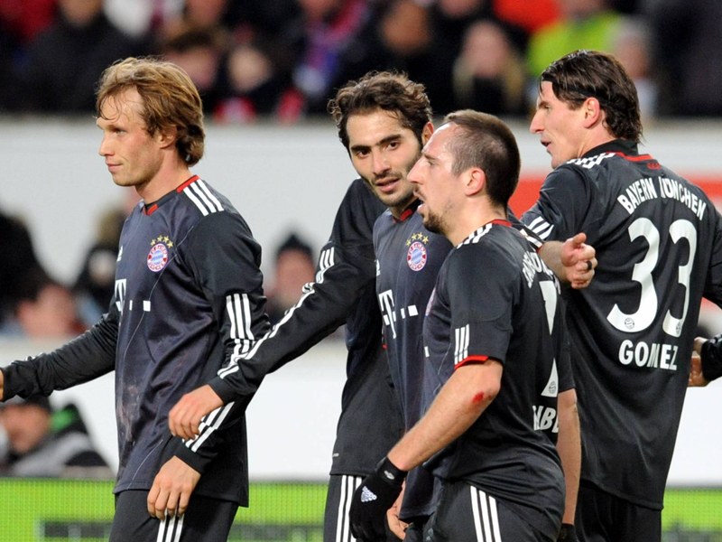 Die Bayern freuen sich mit dem dreifachen Torsch&#252;tzen Mario Gomez.