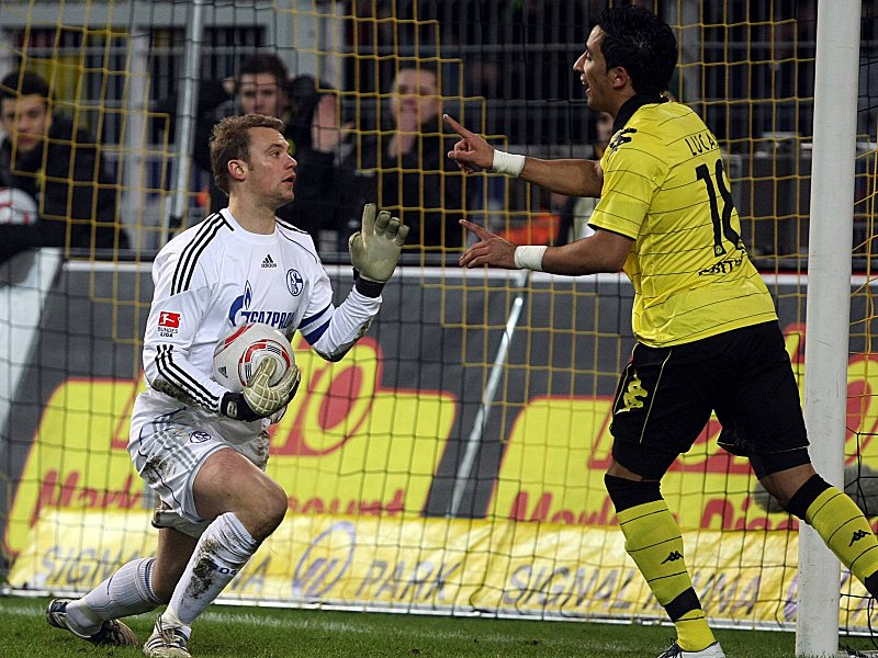 Hier ist kein Vorbeikommen: Manuel Neuer weist Dortmunds Lucas Barrios zurecht.