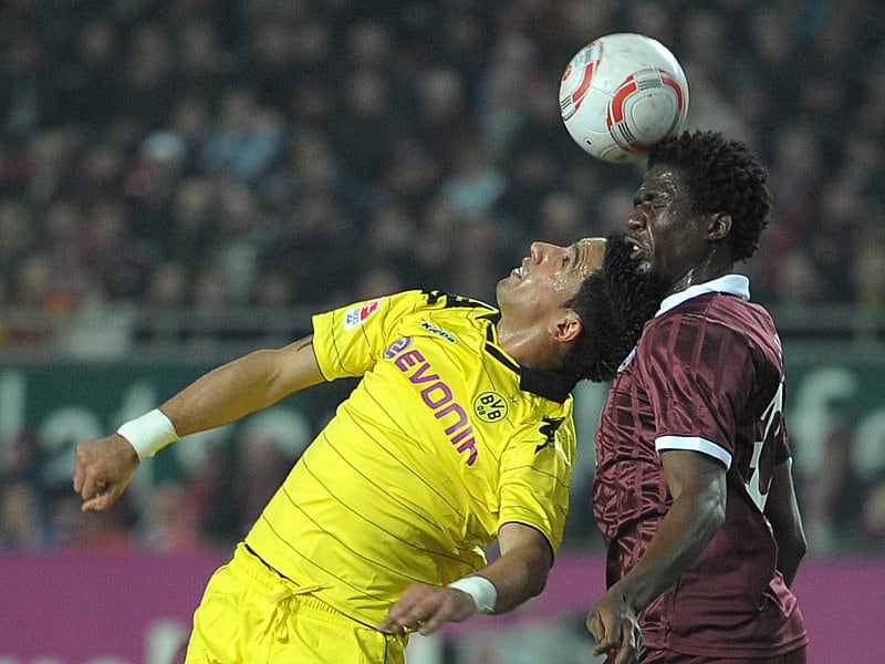 Kopfnuss: Dortmunds Barrios im Luftkampf mit Rodnei (re.).